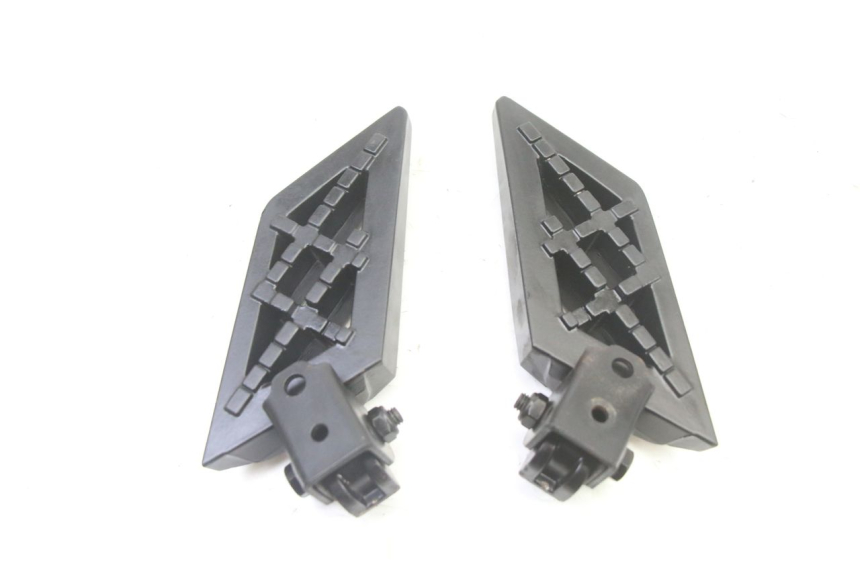 photo de PAIR OF REAR FOOTRESTS PEUGEOT KISBEE 4T 50 (2018 - 2022) - Alternative perspective