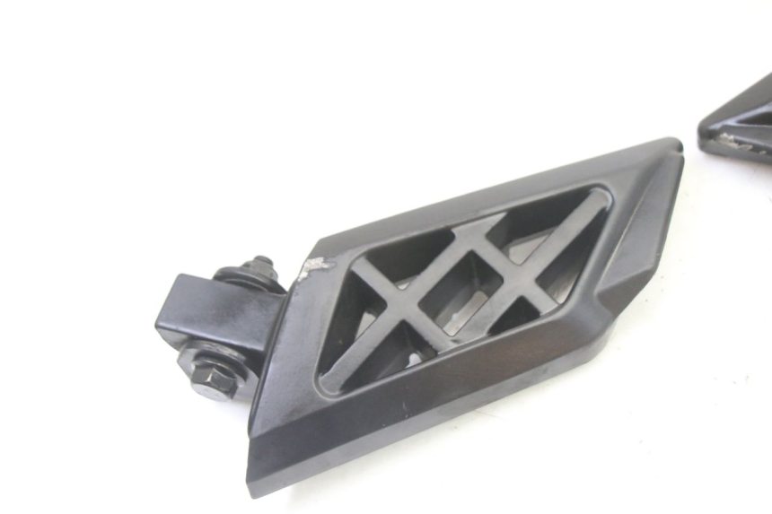 photo de PAIR OF REAR FOOTRESTS PEUGEOT KISBEE 4T 50 (2018 - 2022) - Checked used part