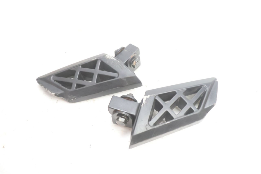 photo de PAIR OF REAR FOOTRESTS PEUGEOT KISBEE 4T 50 (2018 - 2022) - High-resolution close-up