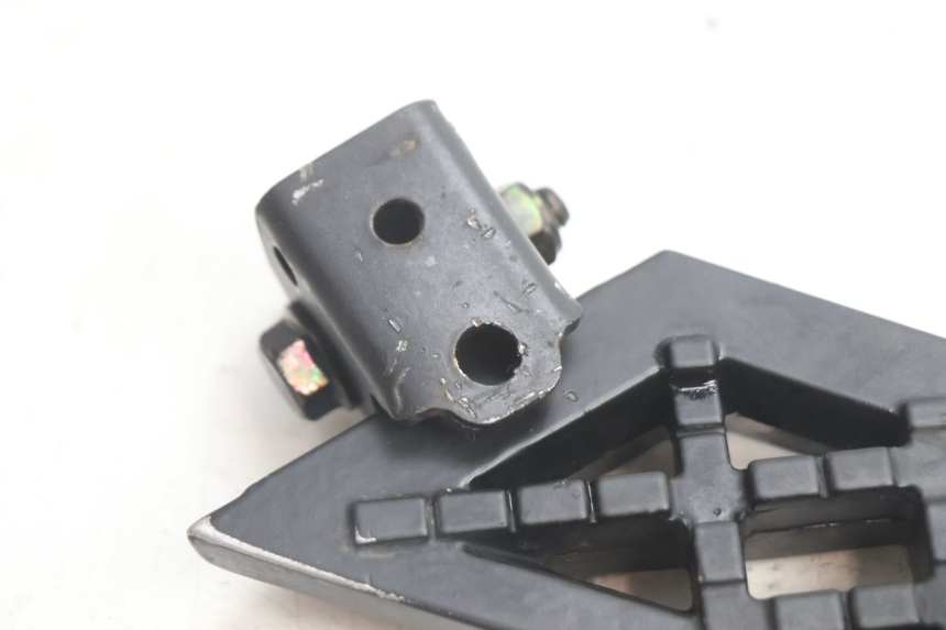 photo de PAIR OF REAR FOOTRESTS PEUGEOT KISBEE 4T 50 (2018 - 2022) - Zoom on usage condition