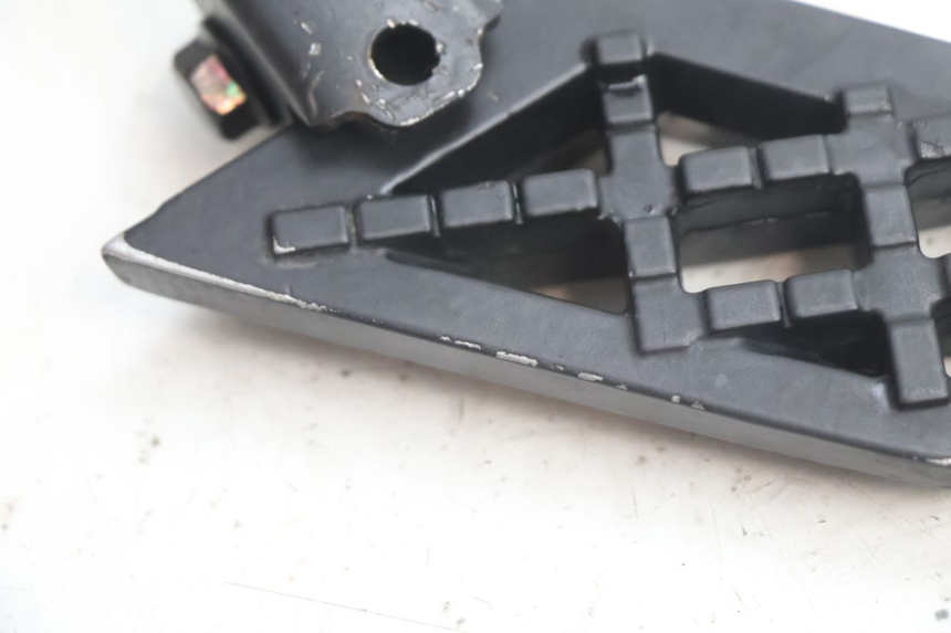 photo de PAIR OF REAR FOOTRESTS PEUGEOT KISBEE 4T 50 (2018 - 2022) - Alternative perspective