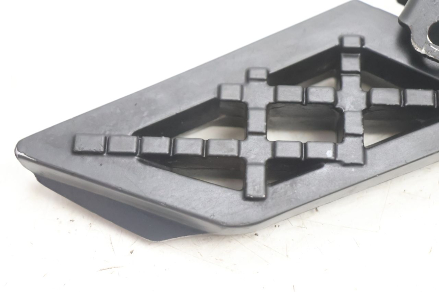 photo de PAIR OF REAR FOOTRESTS PEUGEOT KISBEE 4T 50 (2018 - 2022) - Surface and material condition