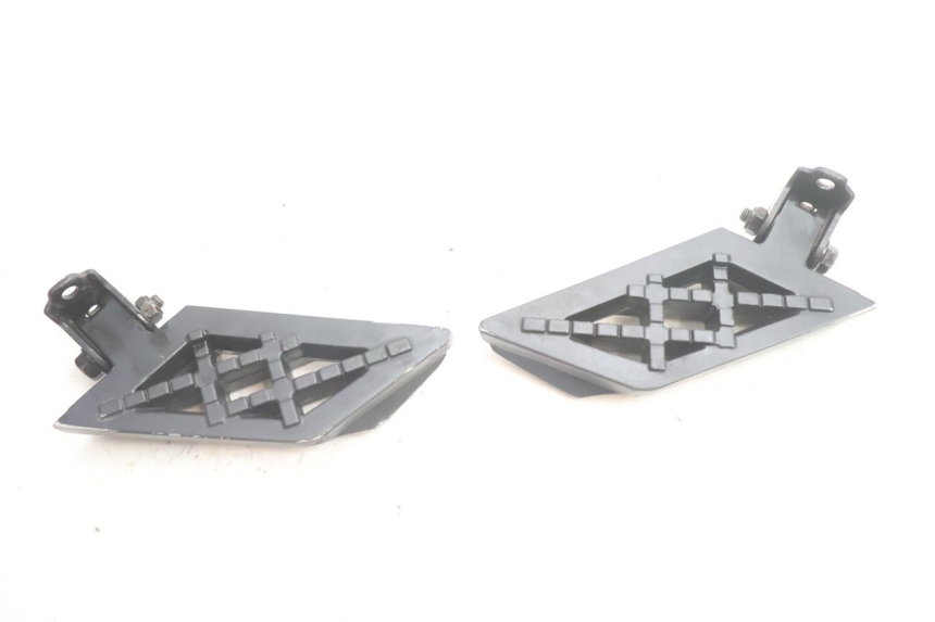 photo de PAIR OF REAR FOOTRESTS PEUGEOT KISBEE 4T 50 (2018 - 2022) - Checked used part