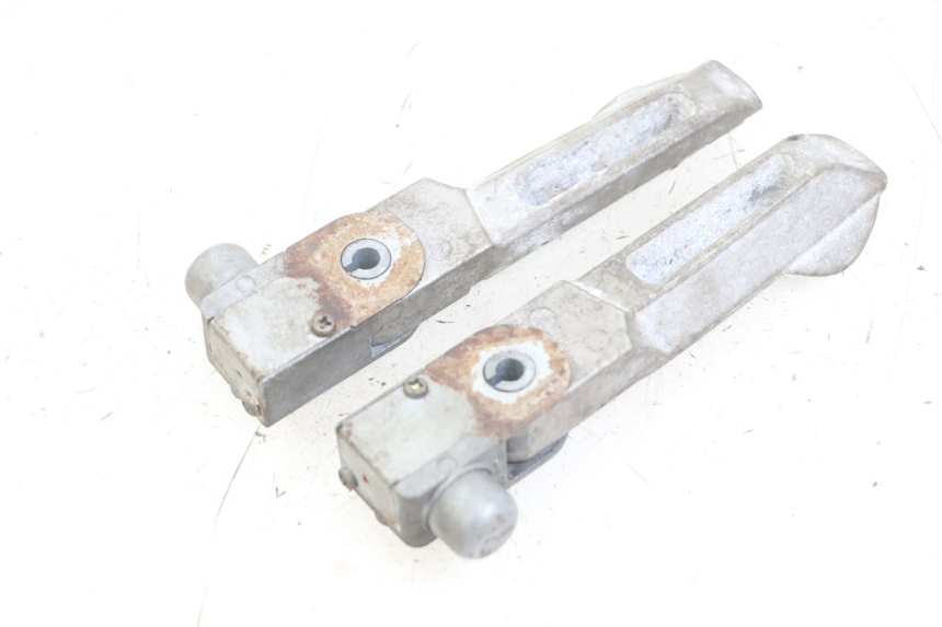 photo de PAIR OF REAR FOOTRESTS KYMCO LIKE 125 (2009 - 2016) - Zoom on usage condition