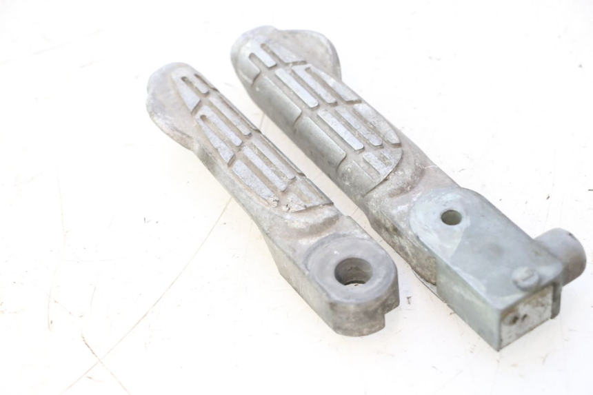 photo de PAIR OF REAR FOOTRESTS KYMCO LIKE 125 (2009 - 2016) - Technical close-up