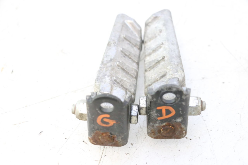photo de PAIR REAR FOOTRESTS PEUGEOT LUDIX ONE 50 (2004 - 2013) - Technical close-up