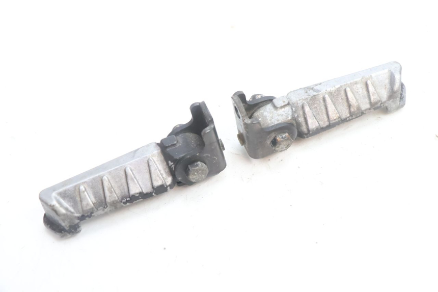 photo de PAIR REAR FOOTRESTS PEUGEOT LUDIX ONE 50 (2004 - 2013) - Zoom on usage condition