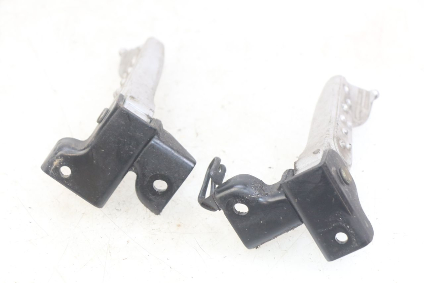 photo de PAIR OF REAR FOOTRESTS SYM MIO 50 (2011 - 2017) - Alternative perspective