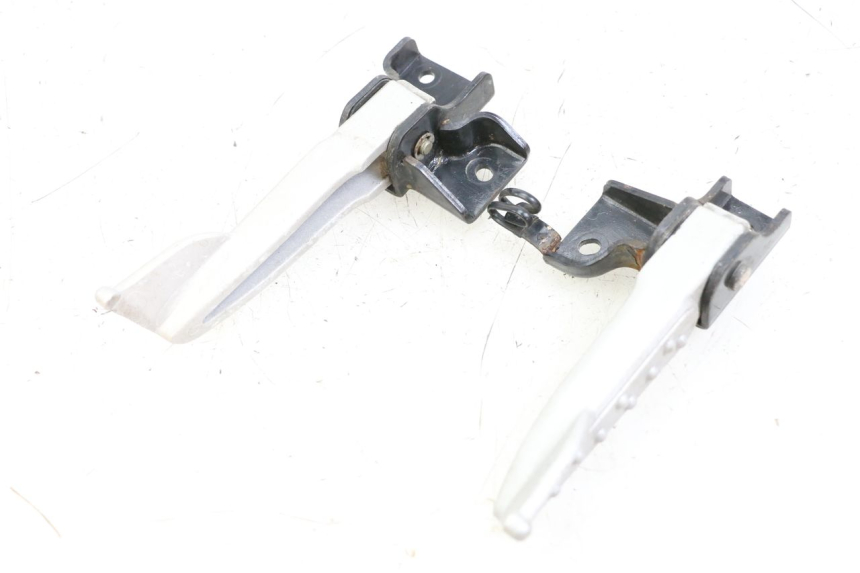 photo de PAIR OF REAR FOOTRESTS SYM MIO 50 (2011 - 2017) - Zoom on usage condition