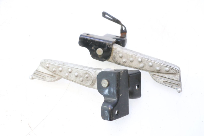 photo de PAIR REAR FOOTRESTS SYM MIO 50 (2005 - 2010) - Zoom on usage condition