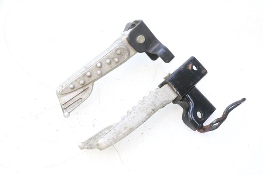 photo de PAIR REAR FOOTRESTS SYM MIO 50 (2005 - 2010) - Alternative perspective