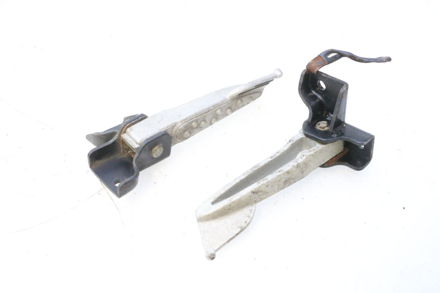 photo de PAIR REAR FOOTRESTS SYM MIO 50 (2005 - 2010) - Product overview