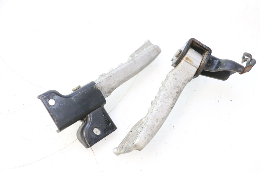 photo de PAIR REAR FOOTRESTS SYM MIO 50 (2005 - 2010) - Fixing points details