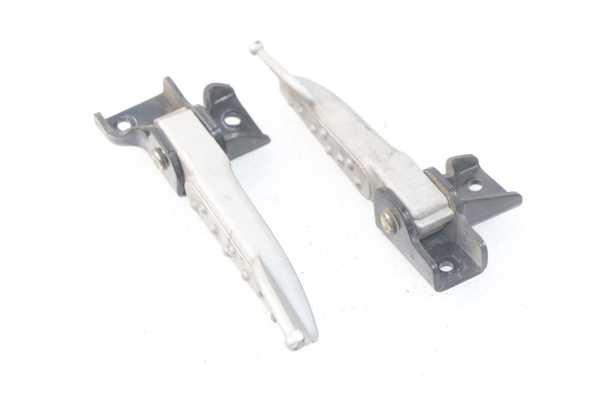 photo de PAIR REAR FOOTRESTS SYM MIO 100 (2006 - 2017) - Zoom on usage condition