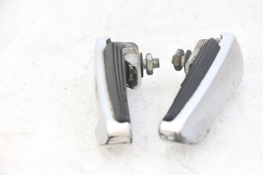 photo de PAIR OF REAR FOOTRESTS GILERA NEXUS 125 (2009 - 2013) - Zoom on usage condition