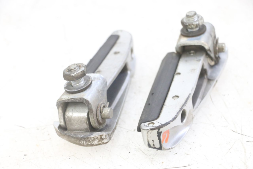 photo de PAIR OF REAR FOOTRESTS GILERA NEXUS 125 (2009 - 2013) - Surface and material condition