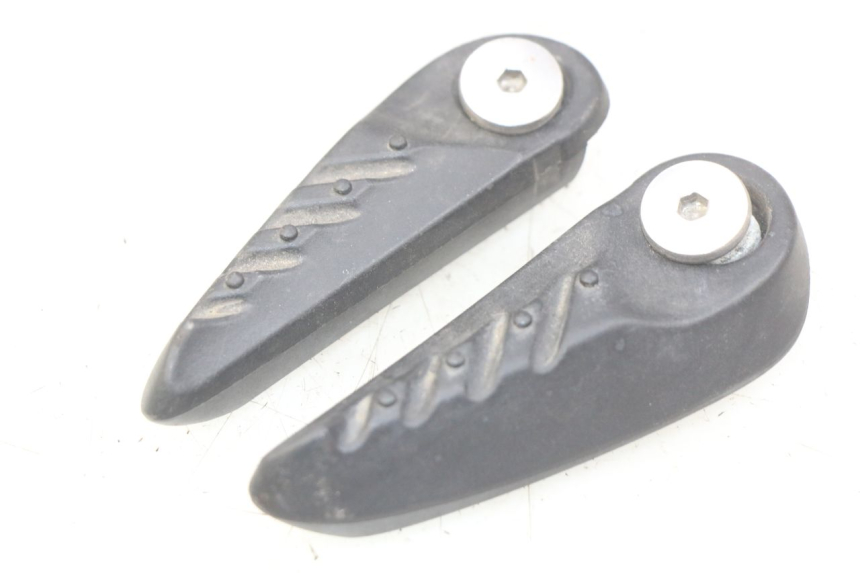 photo de PAIR OF REAR FOOTRESTS MBK OVETTO 2T 50 (2007 - 2017) - Zoom on usage condition