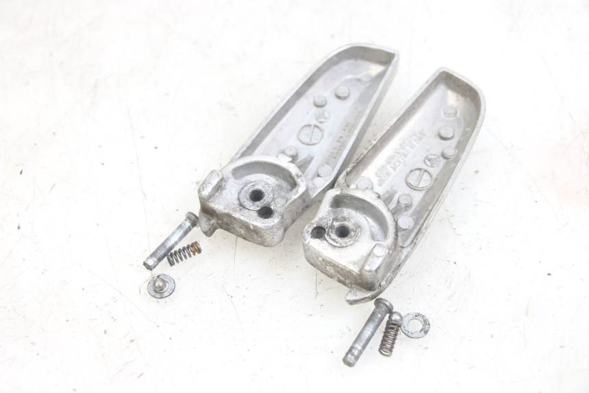 photo de PAIR OF REAR FOOTRESTS HONDA PCX (JF28) 125 (2009 - 2011) - Component detail