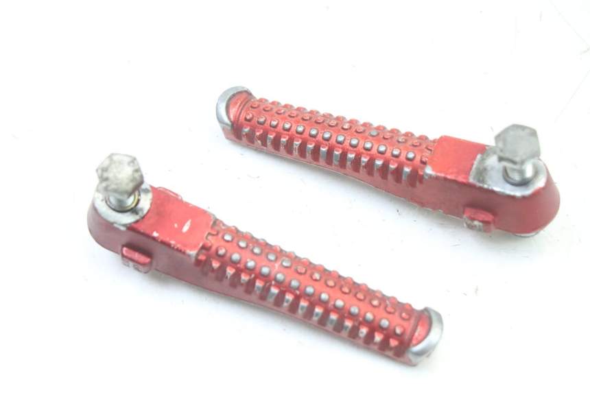 photo de PAIR OF REAR FOOTRESTS PEUGEOT TKR TREKKER FURIOUS 50 (2005 - 2014) - Zoom on usage condition