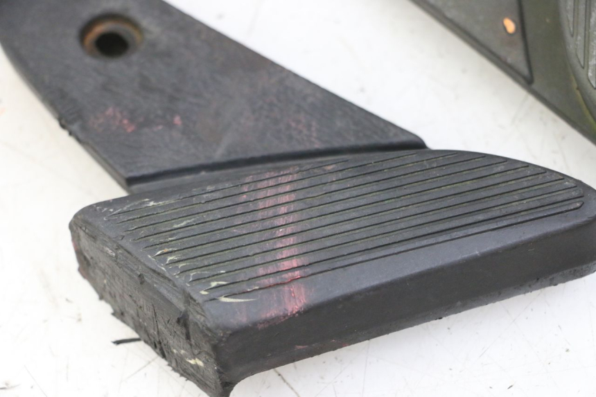 photo de PAIR OF REAR FOOTRESTS PIAGGIO VESPA S 2T 50 (2007 - 2014) - Component detail