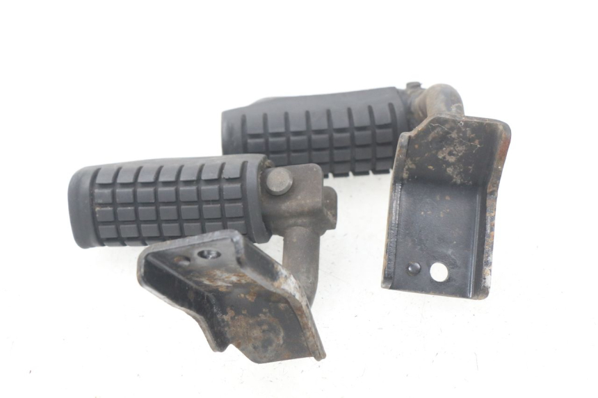 photo de PAIR REAR FOOTRESTS DAELIM S2 125 (2006 - 2007) - Zoom on usage condition