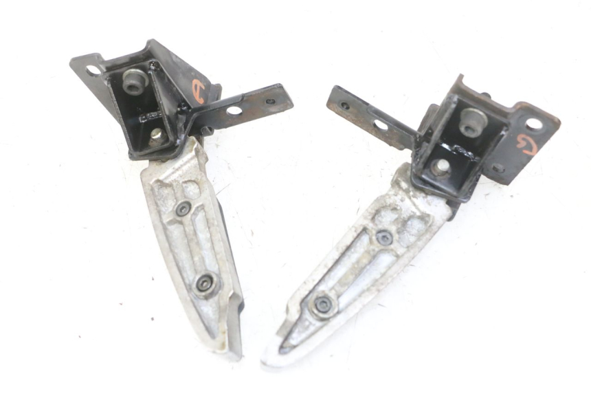 photo de PAIR REAR FOOTRESTS PEUGEOT SATELIS 125 (2013 - 2018) - Zoom on usage condition