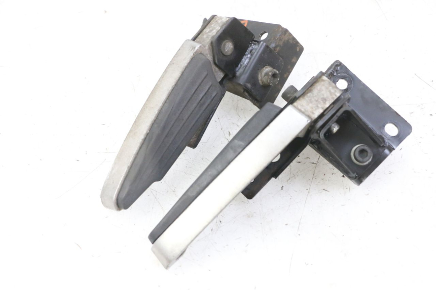 photo de PAIR REAR FOOTRESTS PEUGEOT SATELIS 125 (2013 - 2018) - Fixing points details