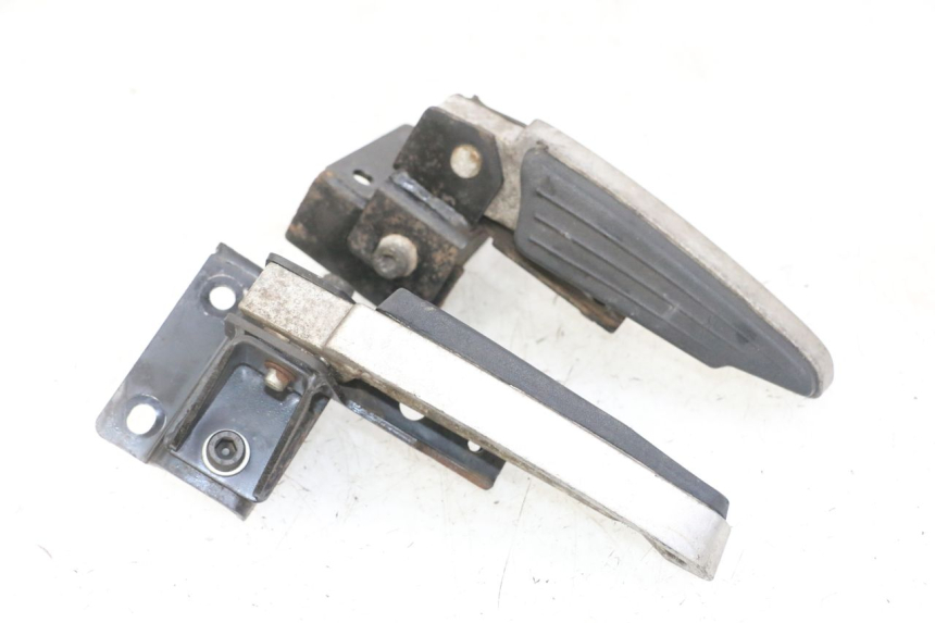 photo de PAIR REAR FOOTRESTS PEUGEOT SATELIS 125 (2013 - 2018) - Technical close-up