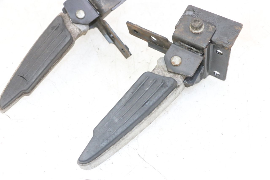 photo de PAIR REAR FOOTRESTS PEUGEOT SATELIS 125 (2013 - 2018) - Fixing points details