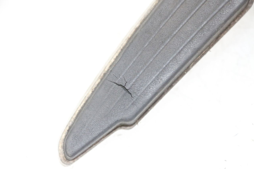 photo de PAIR REAR FOOTRESTS PEUGEOT SATELIS 125 (2013 - 2018) - Surface and material condition