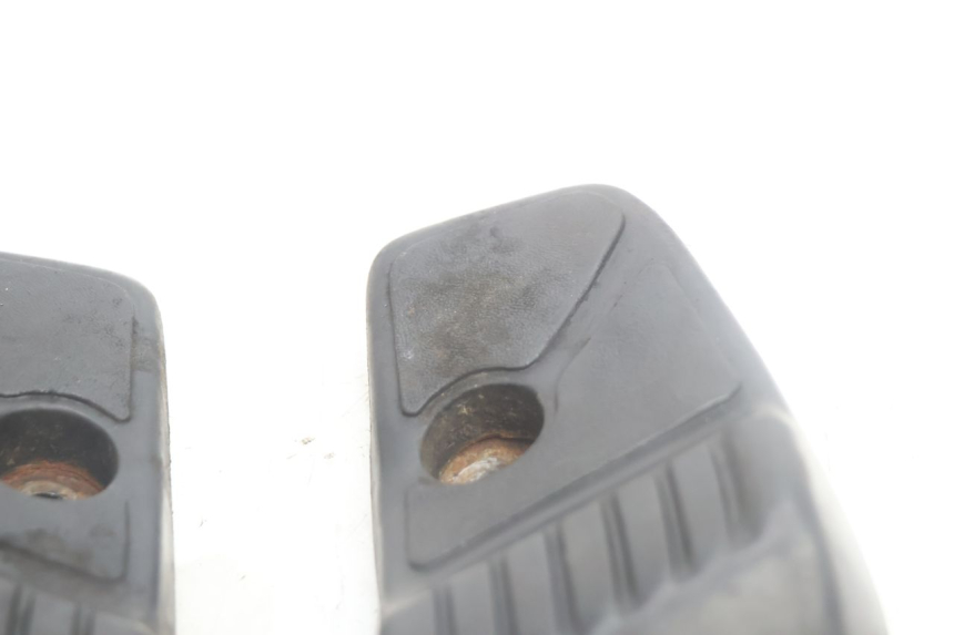 photo de PAIR OF REAR FOOTRESTS HONDA SCV LEAD 100 (2003 - 2007) - Technical close-up