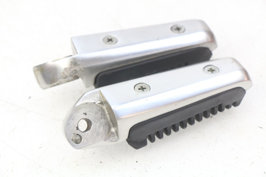 photo de PAIR OF REAR FOOTRESTS SUZUKI SIXTEEN 125 (2008 - 2010) - Zoom on usage condition