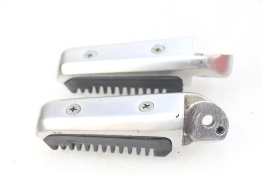 photo de PAIR OF REAR FOOTRESTS SUZUKI SIXTEEN 125 (2008 - 2010) - Alternative perspective