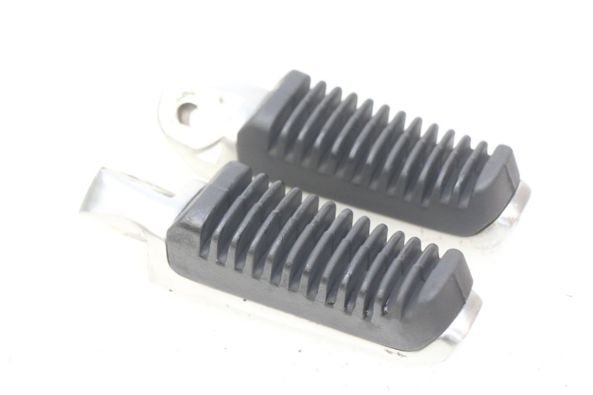 photo de PAIR OF REAR FOOTRESTS SUZUKI SIXTEEN 125 (2008 - 2010) - Technical close-up