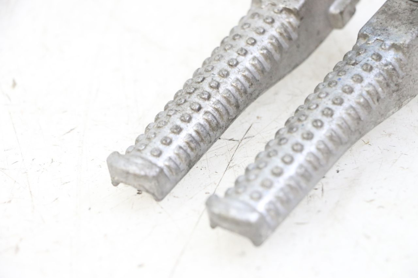 photo de PAIR REAR FOOTRESTS PEUGEOT SPEEDFIGHT 2 LC 50 (2000 - 2009) - Zoom on usage condition