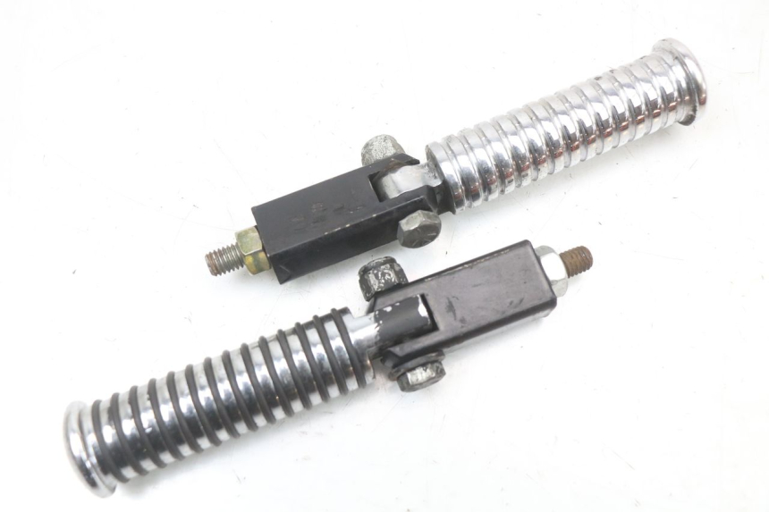 photo de PAIR REAR FOOTRESTS HARLEY DAVIDSON SPORTSTER XL CUSTOM 1200 (2003 - 2004) - Alternative perspective