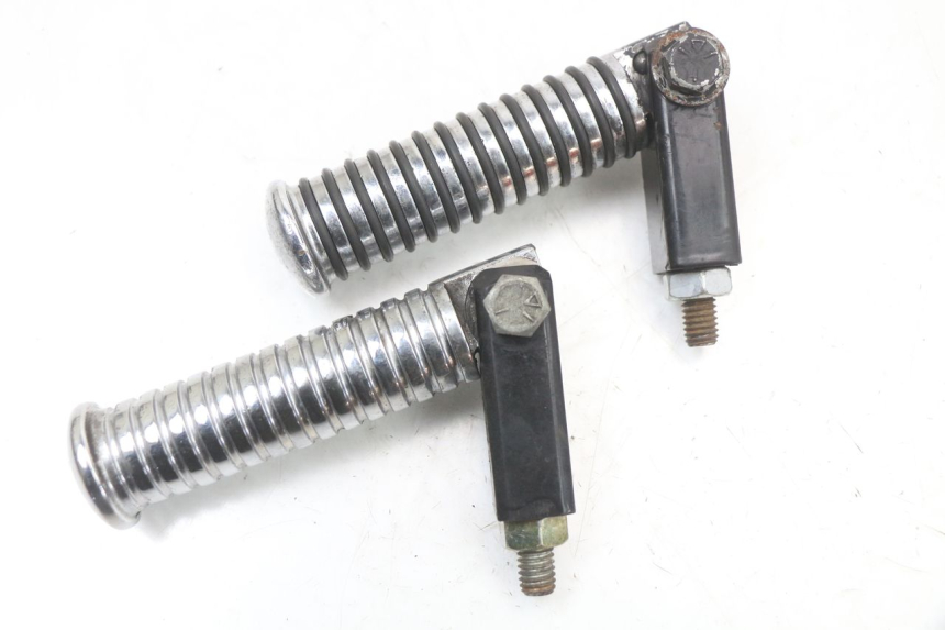 photo de PAIR REAR FOOTRESTS HARLEY DAVIDSON SPORTSTER XL CUSTOM 1200 (2003 - 2004) - Technical close-up