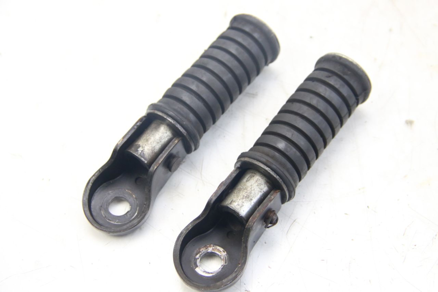 photo de PAIR OF REAR FOOTRESTS YAMAHA SR 125 (1982 - 2003) - Component detail