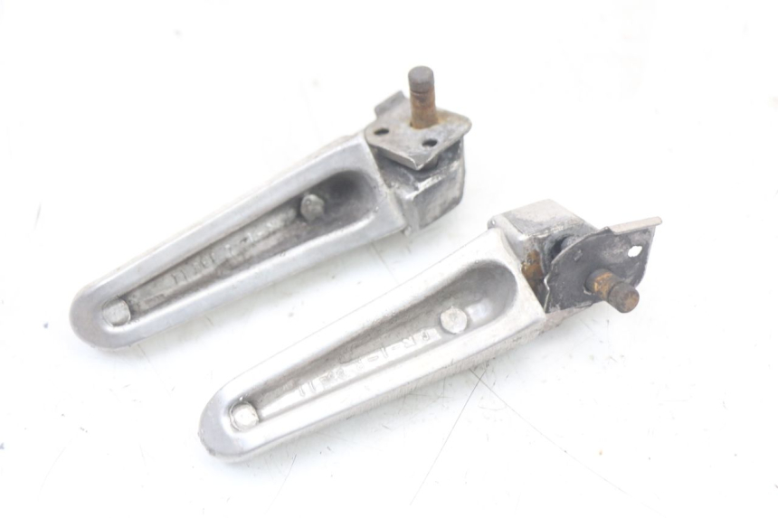 photo de PAIR OF REAR FOOTRESTS SUZUKI SV S 650 (1999 - 2002) - Technical close-up