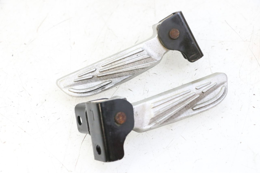 photo de PAIR REAR FOOTRESTS SYM FIDDLE 3 III 50 (2014 - 2020) - Alternative perspective