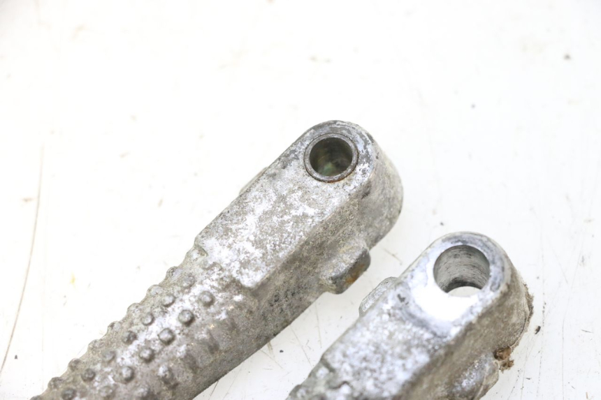 photo de PAIR OF REAR FOOTRESTS PEUGEOT TREKKER 50 (1995 - 2004) - Zoom on usage condition