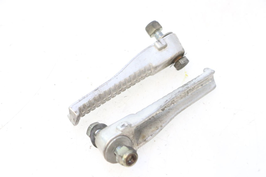 photo de PAIR OF REAR FOOTRESTS PEUGEOT TREKKER 50 (1995 - 2004) - Zoom on usage condition