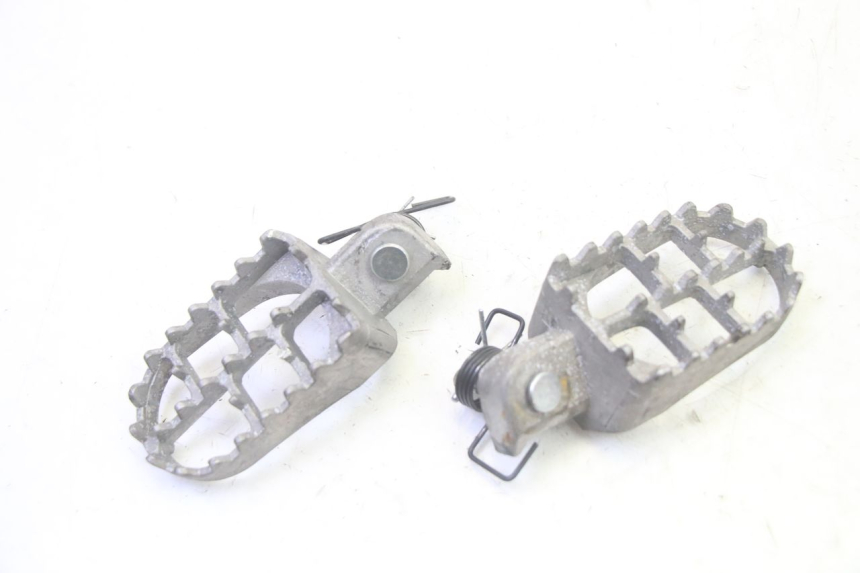 photo de PAIR REAR FOOTRESTS YAMAHA TTR 125 (2000 - 2020) - Alternative perspective