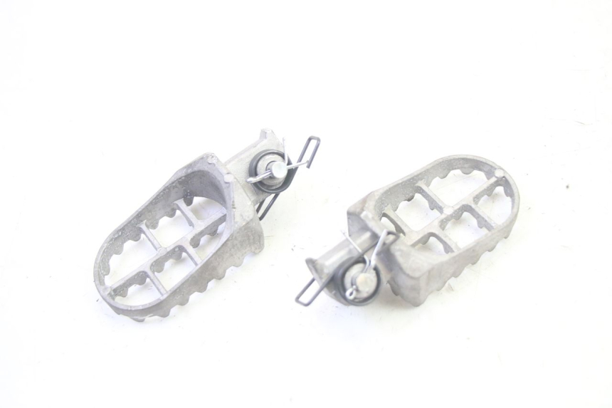 photo de PAIR REAR FOOTRESTS YAMAHA TTR 125 (2000 - 2020) - Technical close-up