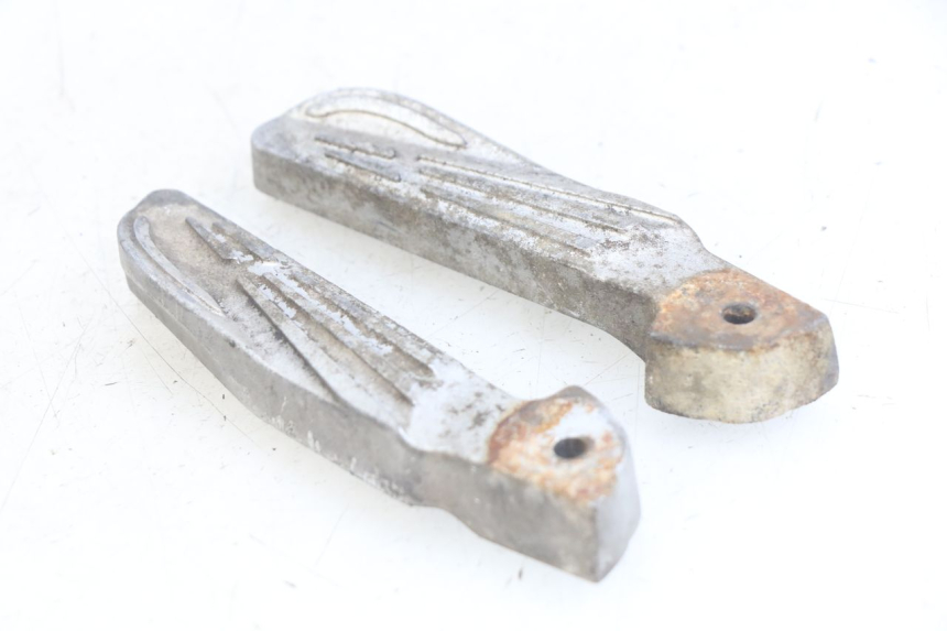 photo de PAIR OF REAR FOOTRESTS PEUGEOT TWEET 4T 50 (2010 - 2014) - Zoom on usage condition