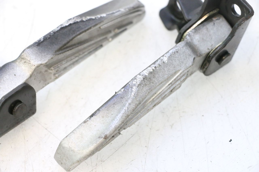 photo de PAIR OF REAR FOOTRESTS PEUGEOT TWEET 4T 50 (2018 - 2022) - Fixing points details