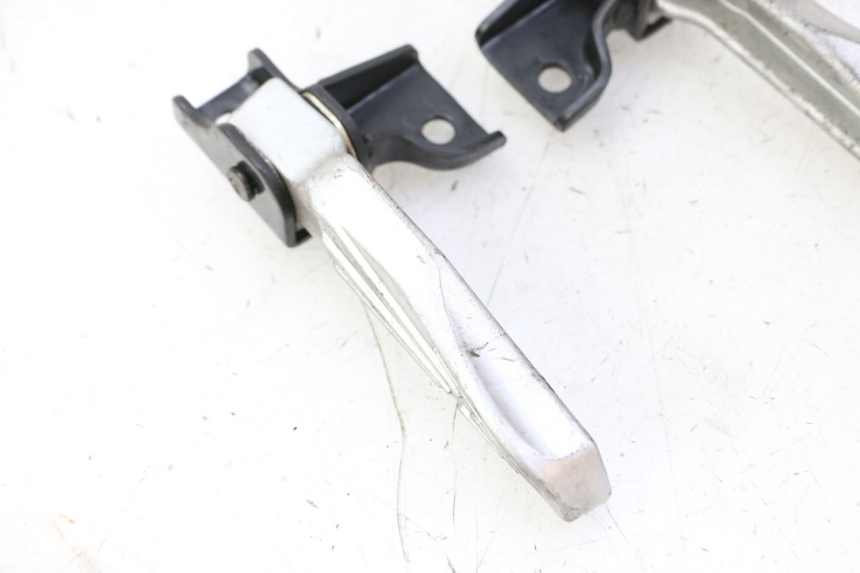 photo de PAIR REAR FOOTRESTS PEUGEOT TWEET PRO CARGO 50 (2018 - 2022) - Zoom on usage condition