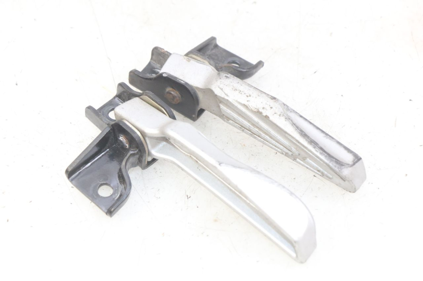 photo de PAIR OF REAR FOOTRESTS PEUGEOT TWEET 125 (2018 - 2021) - Alternative perspective