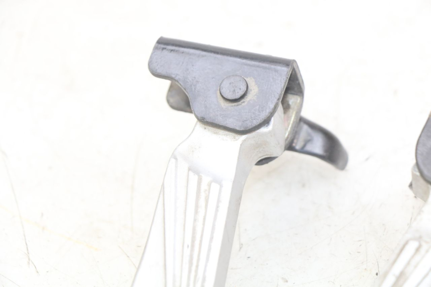 photo de PAIR OF REAR FOOTRESTS PEUGEOT TWEET 125 (2018 - 2021) - Surface and material condition