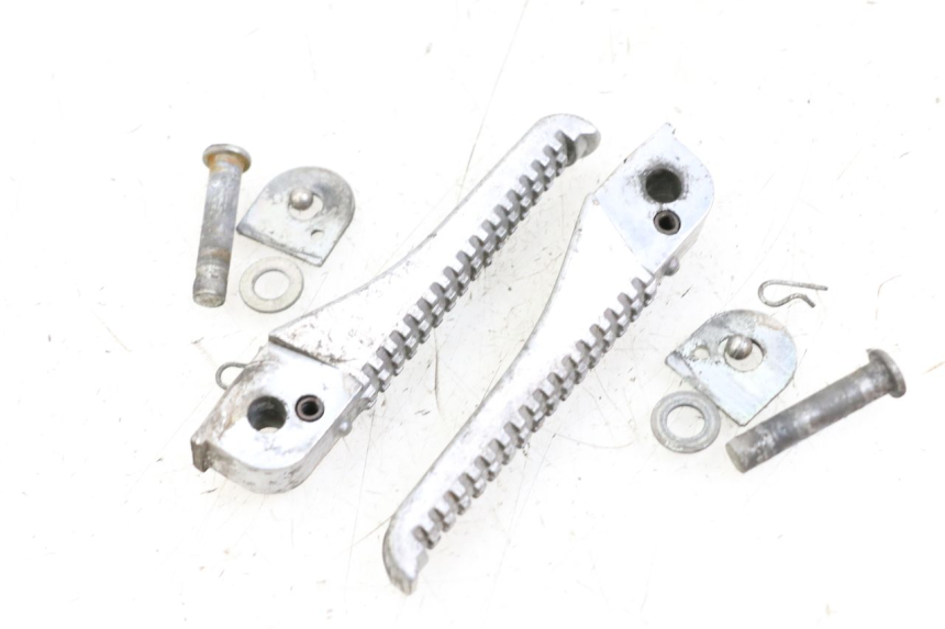 photo de PAIR REAR FOOTRESTS PIAGGIO TYPHOON 50 (2000 - 2009) - Zoom on usage condition